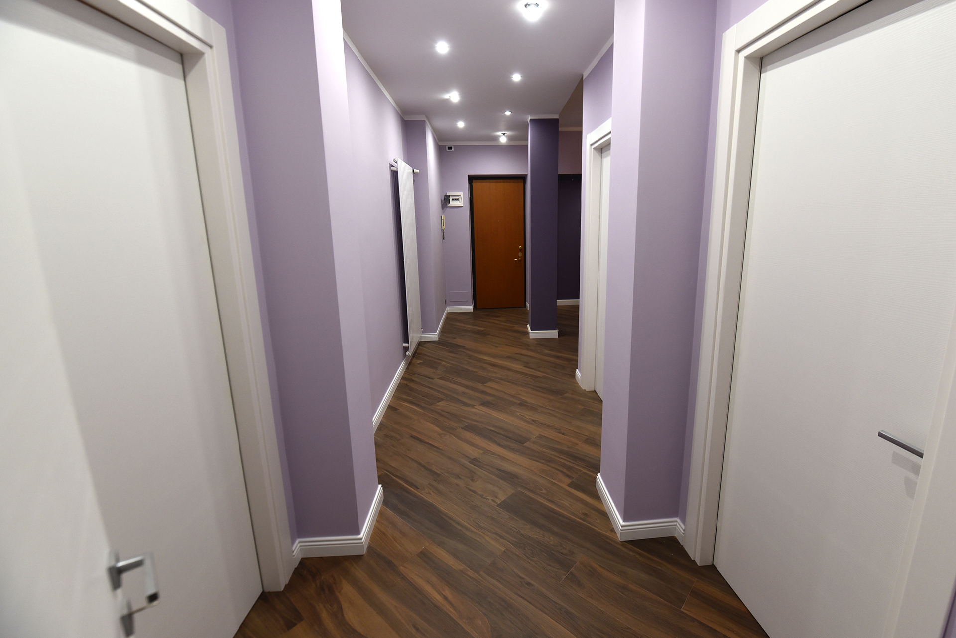 particolare decorazione pareti e pavimento corridoio